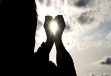 太阳报：泰国便衣警察穿利物浦球衣逮捕了穿纽卡球衣的毒贩.